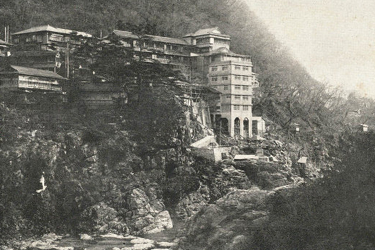 Kinugawa Kan on the cliff above the Kinugawa River gorge, vintage photograph of the multi-wing complex at full height