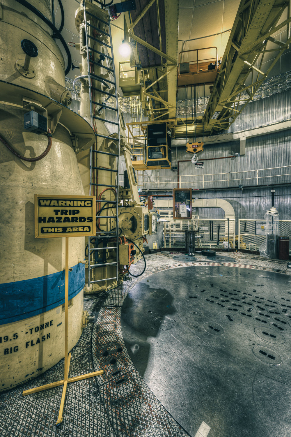 Flask and Top Plate at ANSTO HIFAR, positioned beside a 19.5-tonne rig flask, this view captures the top plate of the HIFAR.
