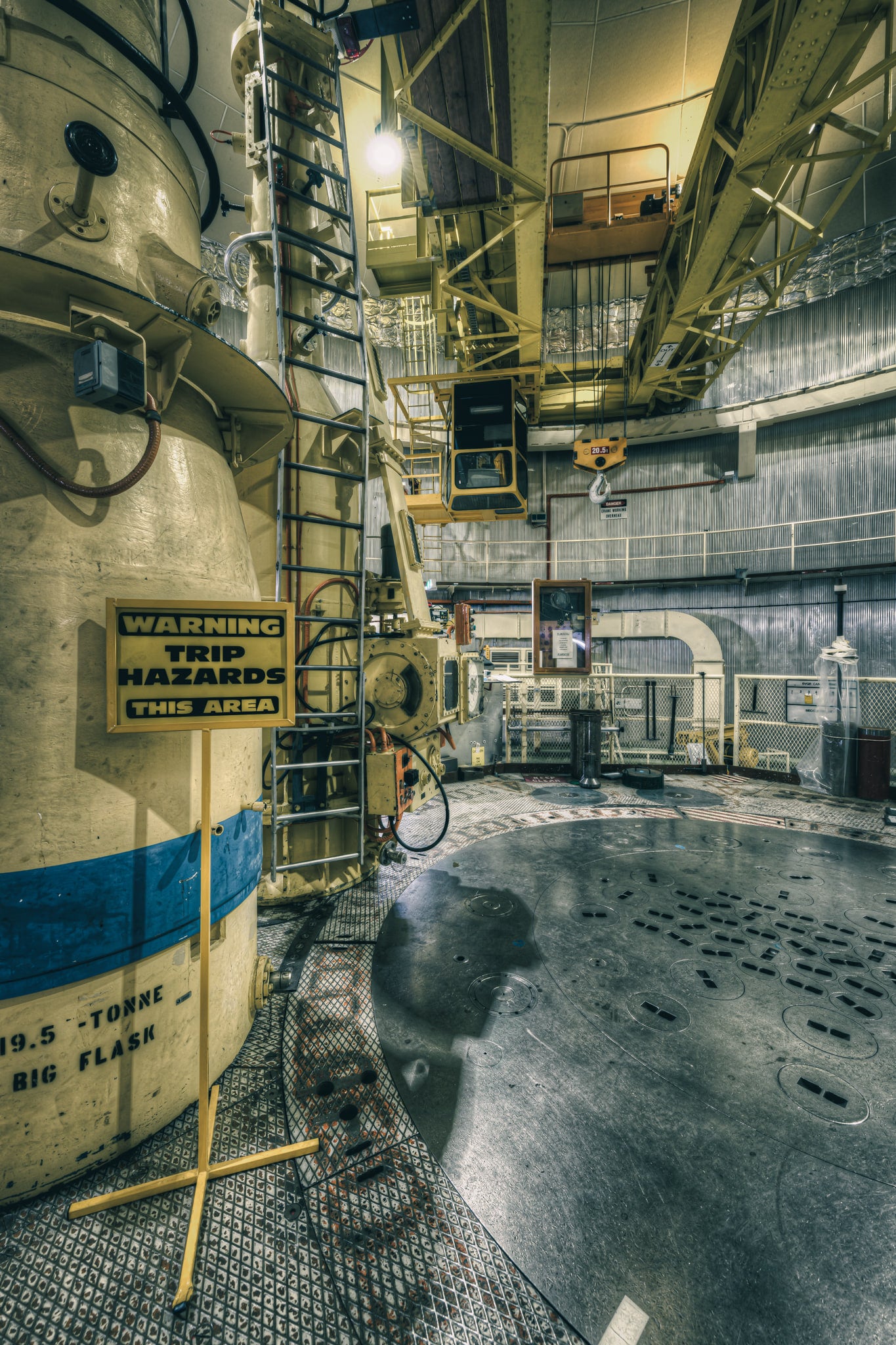 Flask and Top Plate at ANSTO HIFAR, positioned beside a 19.5-tonne rig flask, this view captures the top plate of the HIFAR.