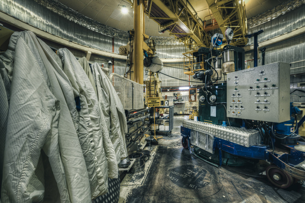 Silicon Irradiation Handling Flask at ANSTO HIFAR, the green equipment on the right is a silicon irradiation flask.