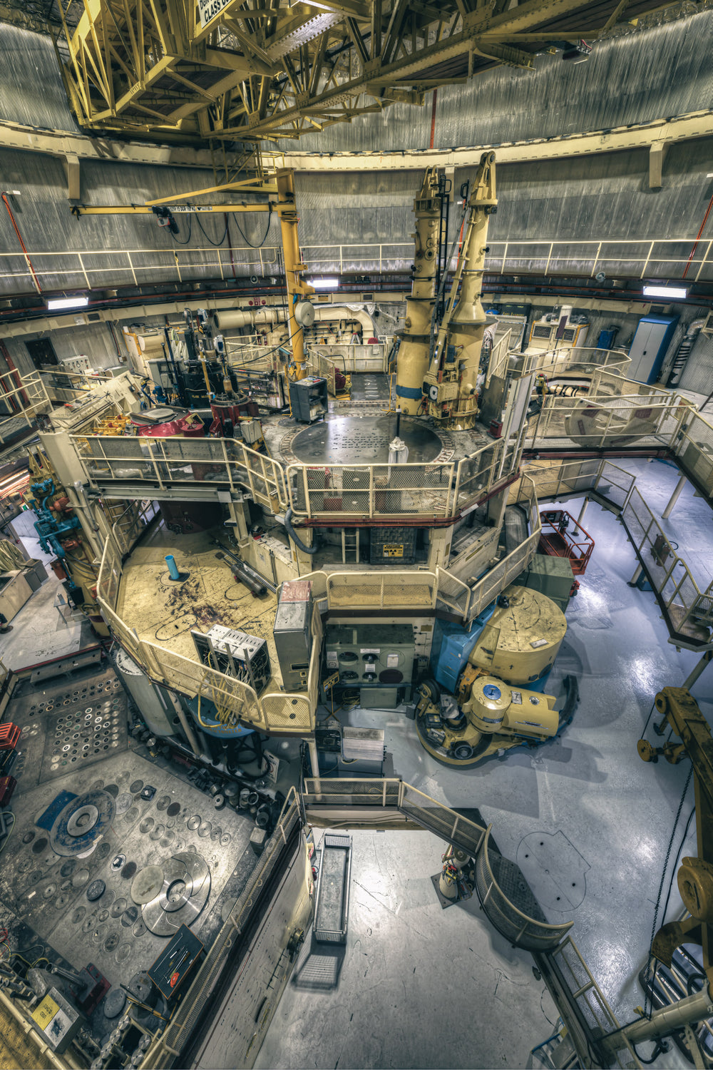 Top Plate to Basement at ANSTO HIFAR, the reactor hall at HIFAR drops away from the overhead crane gantry down.