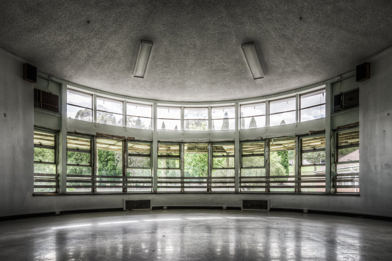 Entertainment Room at Callan Park, a curved wall of louvre and casement windows wraps around the room in a wide semicircle.