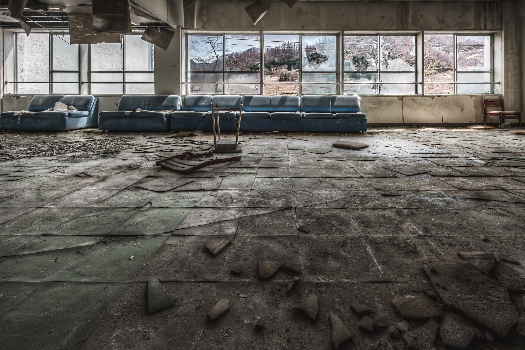 Mountain View at Family School Fureai, blue vinyl couches line the far wall beneath a bank of large windows.