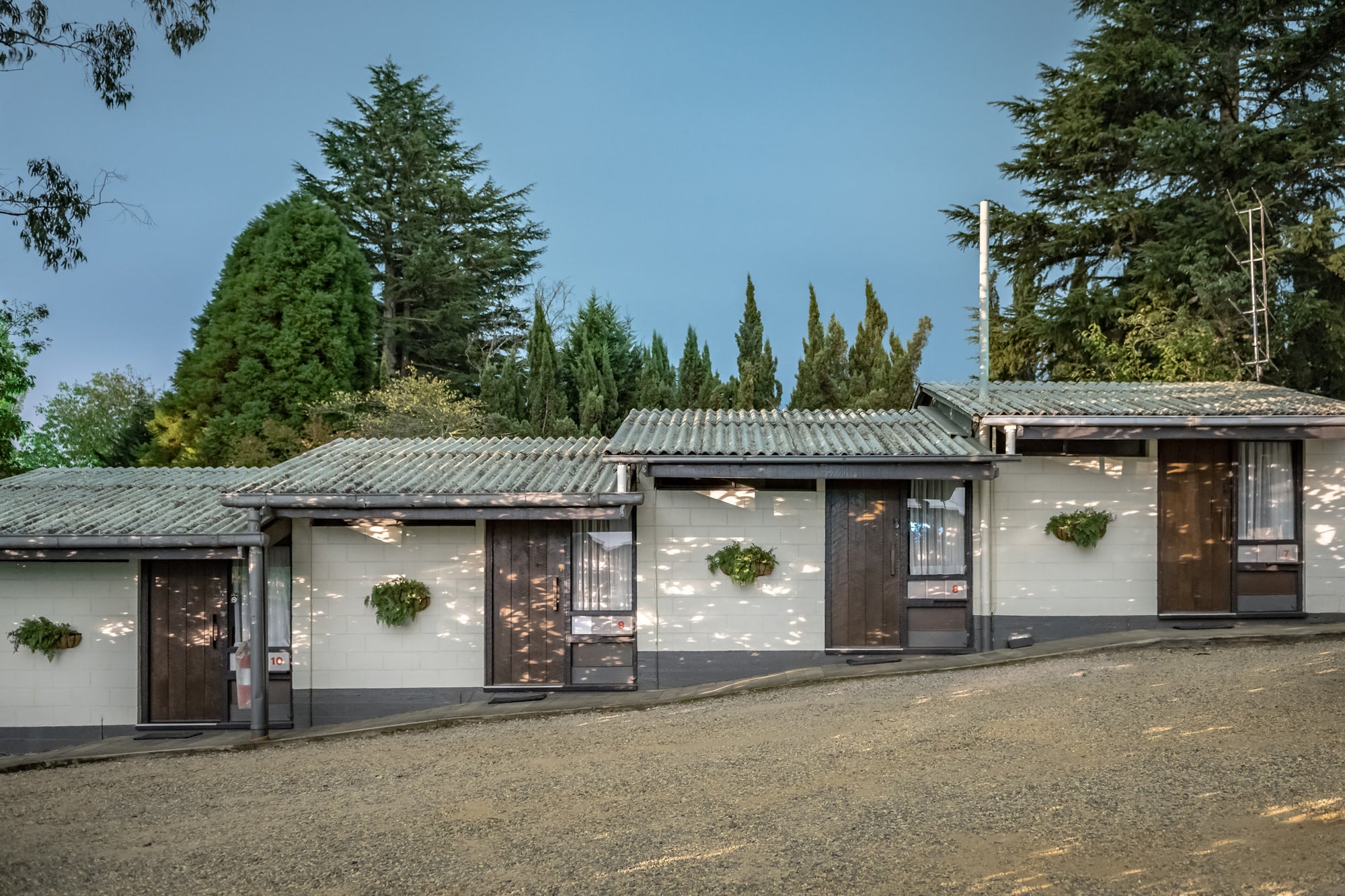 Blackheath Motor Inn at Hotel Motel 101, three identical units sit in a row along a gravel forecourt.