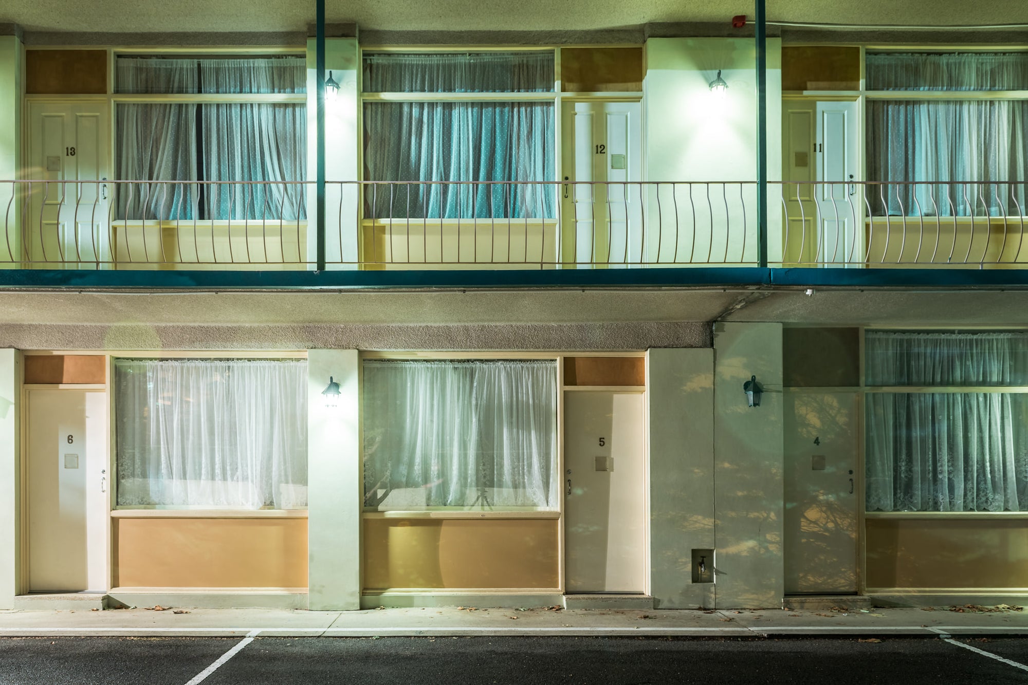 Clarendon Guest House at Hotel Motel 101, two storeys of identical rooms face the car park.