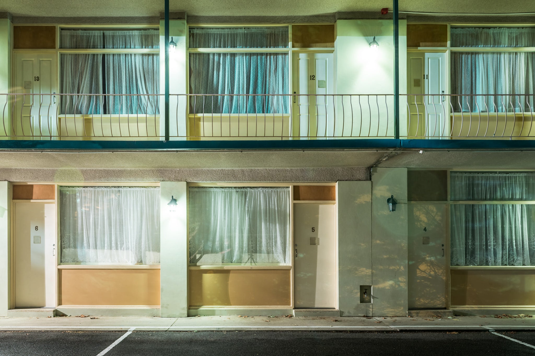 Clarendon Guest House at Hotel Motel 101, two storeys of identical rooms face the car park.