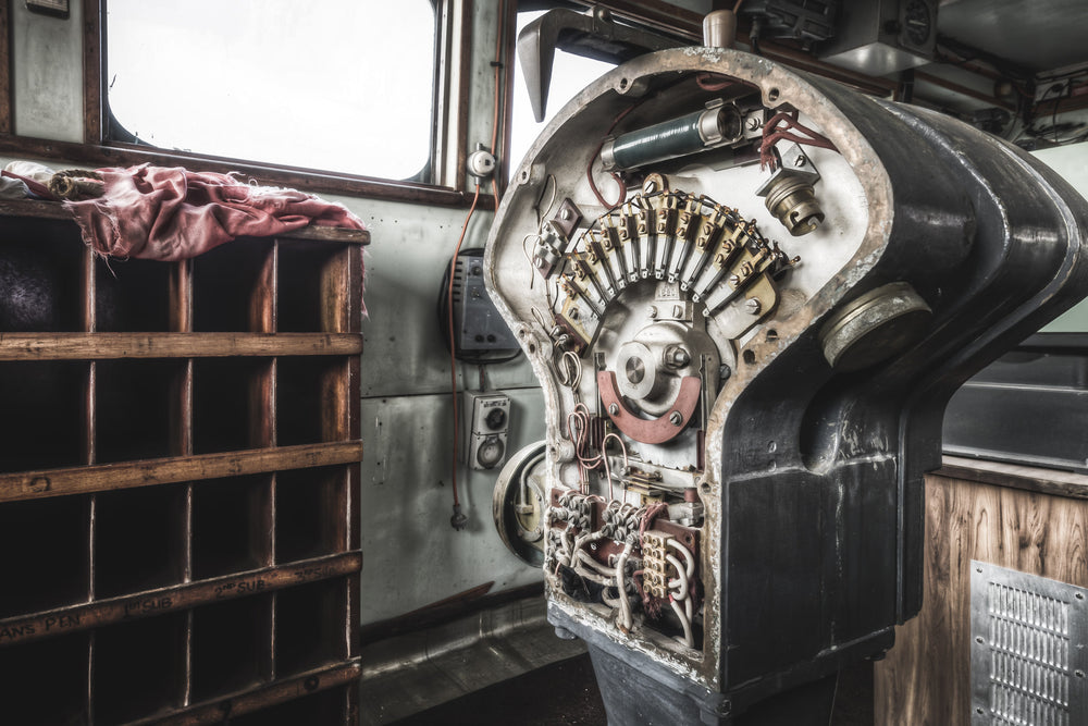Engine Order Telegraph at MV Cape Don, the internal circuits of the engine order telegraph.