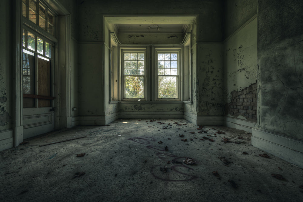 De Render at The Asylum, a corner room with bay windows.