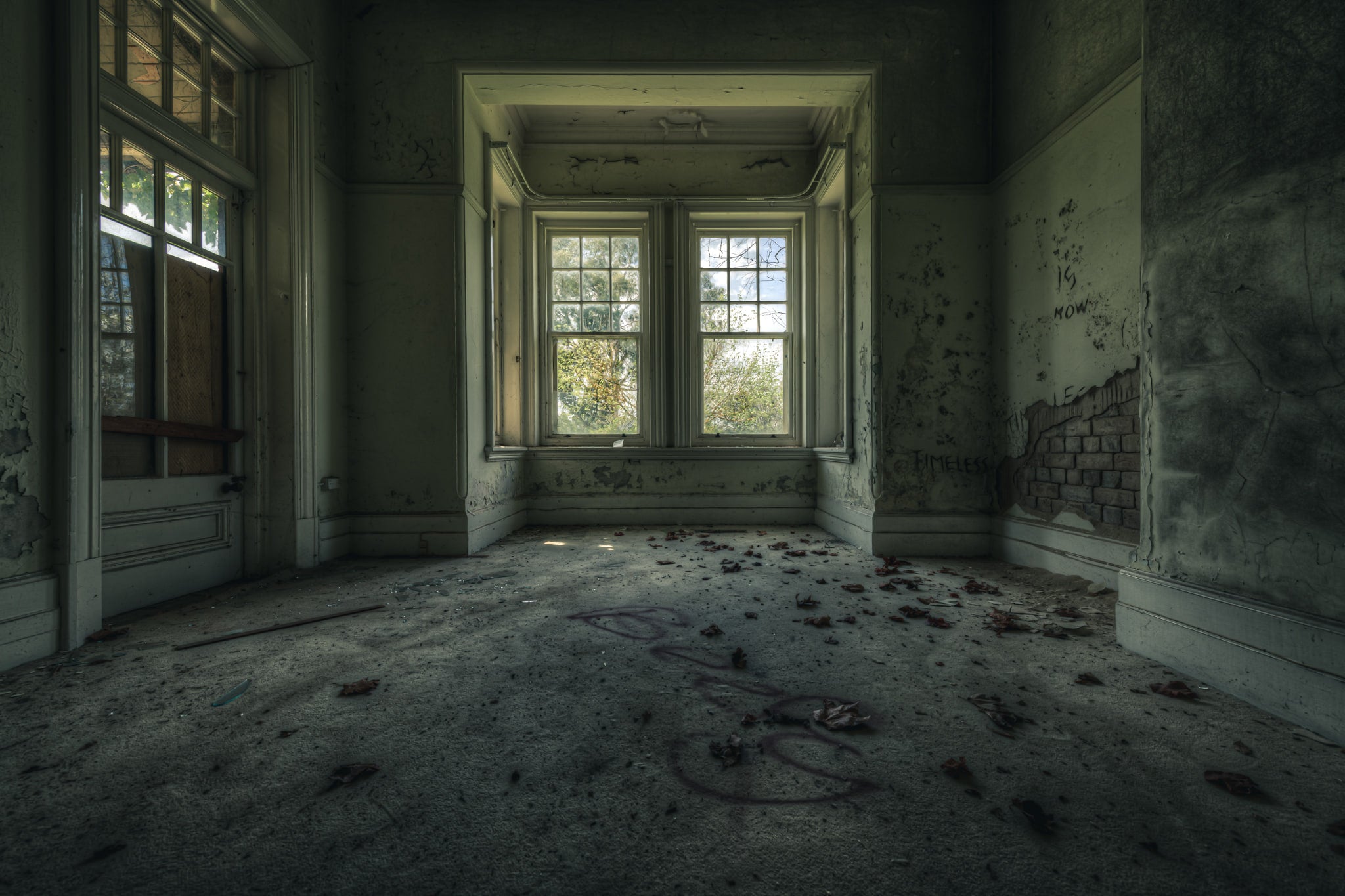 De Render at The Asylum, a corner room with bay windows.